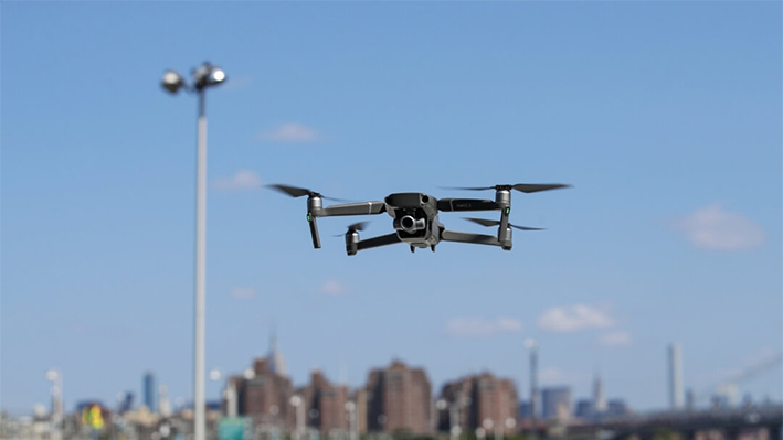 Un nuevo dron DJI Mavic Zoom vuela durante un evento de lanzamiento del producto en el Brooklyn Navy Yard de Nueva York el 23 de agosto de 2018. (Drew Angerer/Getty Images)
