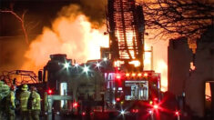 Incendio de un edificio y varias explosiones lanzan escombros al aire en suburbio de Detroit