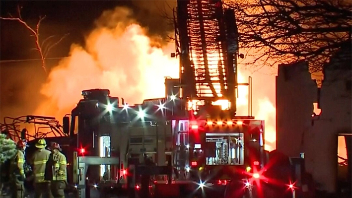 En esta imagen tomada de video, los bomberos luchan contra un incendio industrial en Clinton Township, suburbio de Detroit, el 4 de marzo de 2024. (Cortesía de WXYZ vía AP)