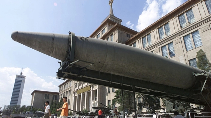 Un misil expuesto en el patio del Museo Militar de Beijing el 5 de septiembre de 2001. (Frederic J. Brown/AFP vía Getty Images)
