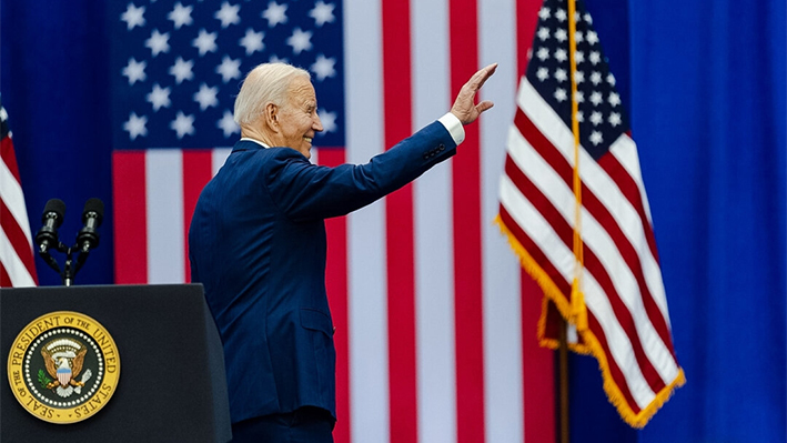 El presidente Joe Biden saluda a sus partidarios tras hablar en un acto sobre la reducción de costes para las familias estadounidenses en el Granite State YMCA Allard Center de Goffstown, en Goffstown, N.H., el 11 de marzo de 2024. (Sophie Park/Getty Images)
