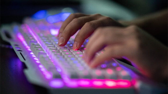 Un hacker chino anónimo utilizando su ordenador en su oficina de Dongguan, en la provincia meridional china de Guangdong, el 4 de agosto de 2020. (Nicolas Asfouri/AFP vía Getty Images)
