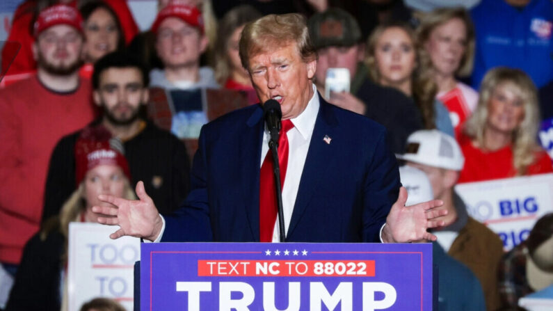 El candidato presidencial republicano y expresidente de Estados Unidos Donald Trump habla durante un acto de campaña en el Greensboro Coliseum el 2 de marzo de 2024 en Greensboro, Carolina del Norte. (Alex Wong/Getty Images)