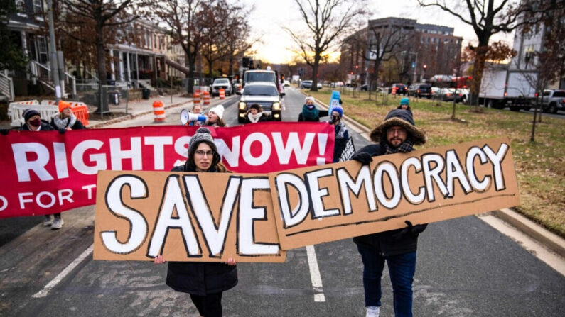 Activistas se manifiestan por el derecho al voto y la estadidad de DC mientras bloquean el tráfico en Pennsylvania Avenue SE en Washington, el 7 de diciembre de 2021. (Drew Angerer /Getty Images)