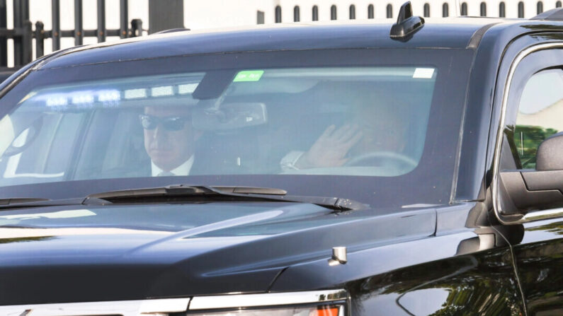 El expresidente Donald Trump saluda a sus seguidores mientras es conducido fuera del Alto Lee Adams Sr. U.S. Courthouse el 1 de marzo de 2024 en Fort Pierce, Florida. (Joe Raedle/Getty Images)
Jacob Burg