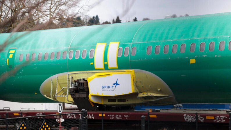 El logotipo de Spirit AeroSystems aparece en un fuselaje del 737 sin pintar mientras los equipos de la fábrica de Boeing 737 celebran el primer día de un "Quality Stand Down" para el programa 737 en la fábrica de Boeing en Renton, Washington, el 25 de enero de 2024. (Jason Redmond/AFP vía Getty Images)
