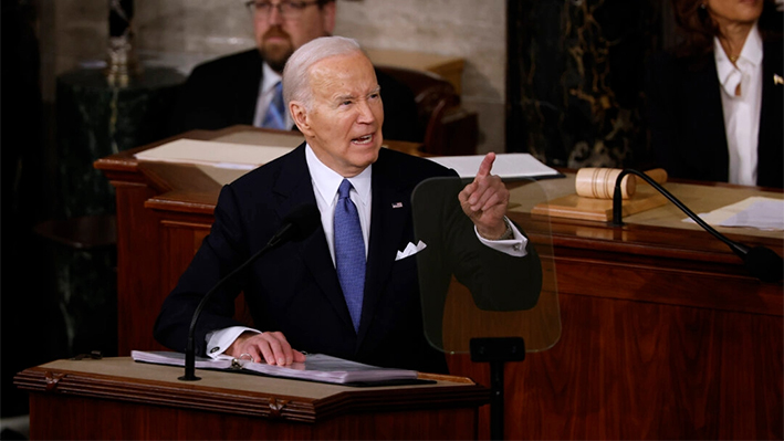 El presidente Joe Biden pronuncia el discurso sobre el Estado de la Unión durante una reunión conjunta del Congreso en la Cámara de Representantes del Capitolio de EE.UU. el 7 de marzo de 2024. (Chip Somodevilla/Getty Images)
