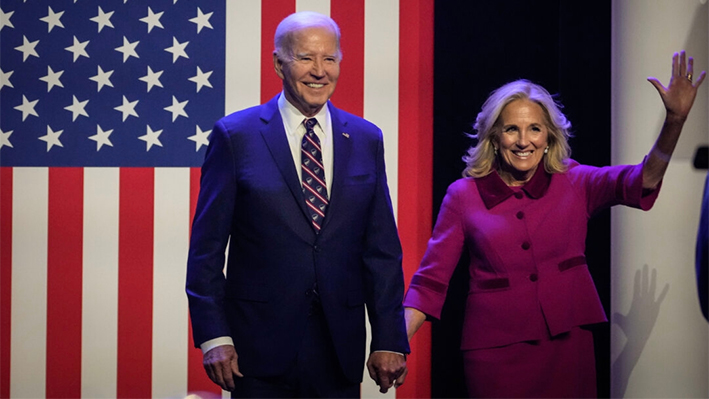 El presidente Joe Biden y la primera dama Jill Biden llegan a un acto de campaña en el Montgomery County Community College de Blue Bell, Pensilvania, el 5 de enero de 2024. (Drew Angerer/Getty Images)
