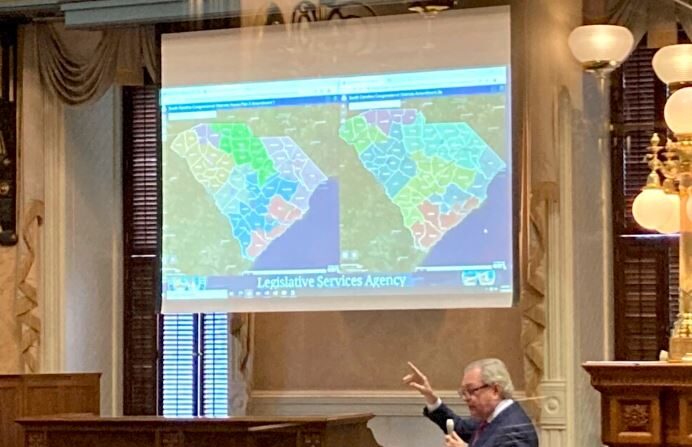 El senador Dick Harpootlian (D-S.C.) compara su propuesta de mapa de los distritos de la Cámara de Representantes elaborado con los datos del censo de 2020 con un plan apoyado por los republicanos en Columbia, Carolina del Sur, el 20 de enero de 2022. (Jeffrey Collins/Foto AP)
