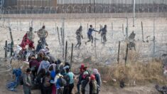 Estampida de migrantes ilegales derriba cerca fronteriza para entrar a EE.UU. por Texas