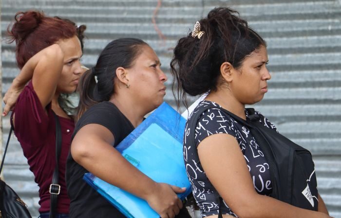 Mujeres migrantes hacen fila para tramitar sus papeles migratorios, el 7 de marzo de 2024, en una plaza del municipio de Tapachula, en el estado de Chiapas (México). (Foto: Juan Manuel Blanco/EFE) 