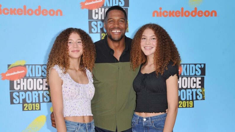 Michael Strahan (C) y sus hijas Sophia Strahan (L) e Isabella Strahan llegan a los Kids' Choice Sports Awards en el Barker Hangar en Santa Mónica, California, el 11 de julio de 2019. (Richard Shotwell/Invision/AP)