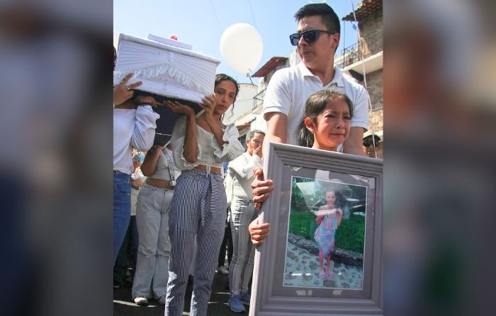 Familiares y amigos despiden a la niña Camila Gómez Ortega este viernes, quien fue asesinada, en el municipio de Taxco, Guerrero, México, el 29 de marzo de 2024 (José Luis de la Cruz/EFE)