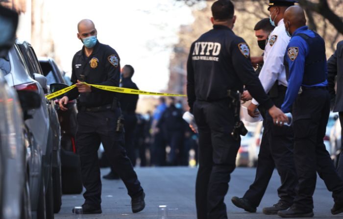 Los oficiales del NYPD responden a la escena de un tiroteo que dejó múltiples personas heridas en el vecindario de Flatbush en el condado de Brooklyn el 6 de abril de 2021 en la ciudad de Nueva York. (Michael M. Santiago/Getty Images)