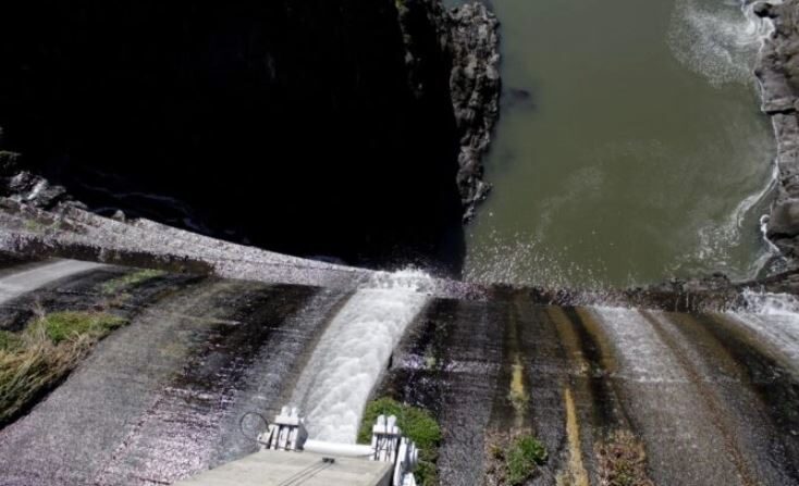 El exceso de agua se derrama sobre la parte superior de una presa en el río Lower Klamath conocida como Copco 1 cerca de Hornbrook, California, el 3 de marzo de 2020. (Gillian Flaccus/Foto AP)