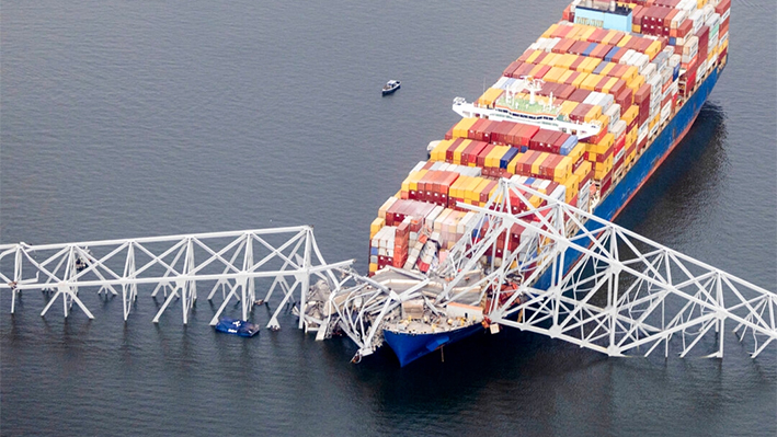 En una vista aérea, el carguero Dali se encuentra en el agua tras chocar y derrumbarse el puente Francis Scott Key en Baltimore, Maryland, el 26 de marzo de 2024. (Tasos Katopodis/Getty Images)

