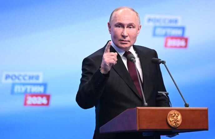 El presidente ruso y entonces candidato a la presidencia, Vladímir Putin, se reúne con los medios de comunicación en su sede de campaña en Moscú el 18 de marzo de 2024. (Natalia Kolesnikova/Pool/AFP vía Getty Images)