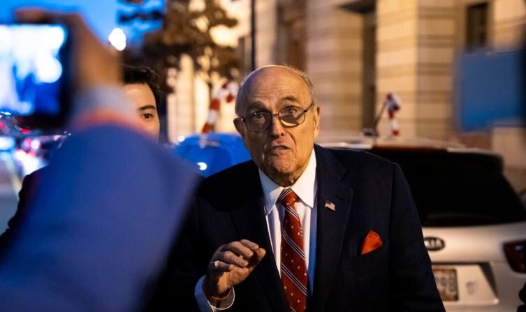 Rudy Giuliani, exabogado del expresidente Donald J. Trump, sale del juzgado de distrito estadounidense E. Barrett Prettyman en Washington, el 14 de diciembre de 2023. (Madalina Vasiliu/The Epoch Times)