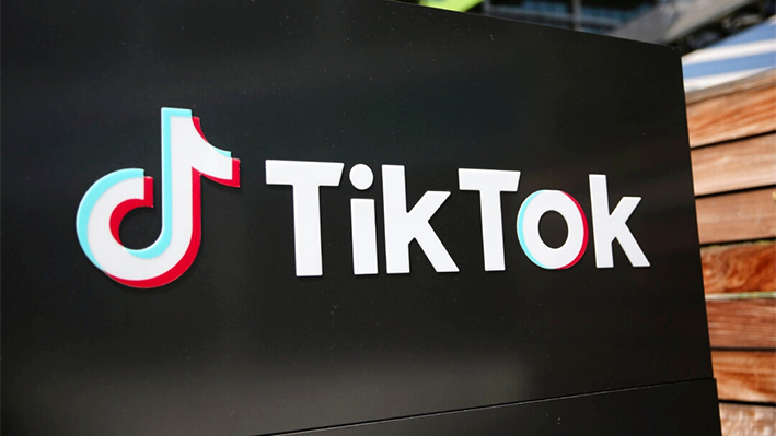 El logotipo de TikTok se muestra fuera de una oficina de TikTok en Culver City, California, el 27 de agosto de 2020. (Mario Tama/Getty Images)