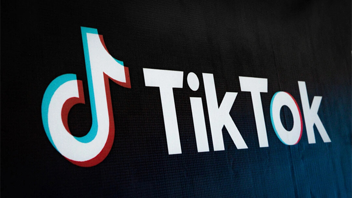 El logotipo de TikTok durante el lanzamiento de la Campaña Compra Local de TikTok y Tokopedia, el principal sitio de comercio electrónico de Indonesia, en Yakarta, el 12 de diciembre de 2023. (Yasuyoshi Chiba/AFP vía Getty Images)
