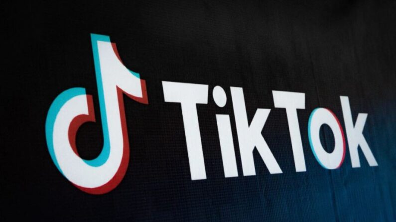 El logotipo de la aplicación para compartir vídeos en redes sociales TikTok durante el lanzamiento de la campaña "Buy Local" de TikTok y Tokopedia, el principal sitio de comercio electrónico de Indonesia, en Yakarta, el 12 de diciembre de 2023. (Yasuyoshi Chiba/AFP vía Getty Images)