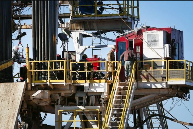 Trabajadores en la plataforma de fracking en el yacimiento petrolífero de Permian Basin en Midland, Texas, el 21 de enero de 2016. (Spencer Platt/Getty Images)