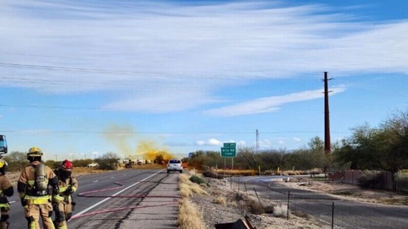 Un camión cisterna comercial se volcó en la Interestatal 10, en Tucson, Arizona, el 14 de febrero de 2023. (Departamento de Seguridad Pública de Arizona)
