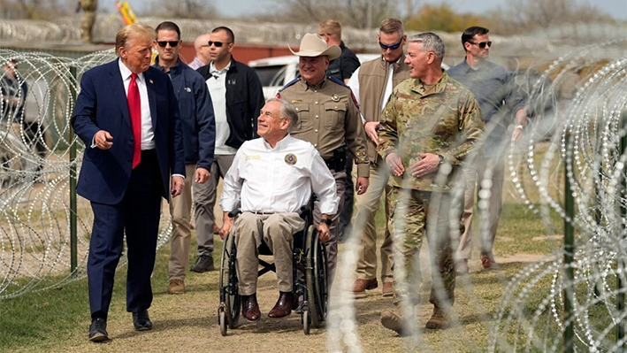 El ex presidente Donald Trump habla con el gobernador de Texas, Greg Abbott, durante una visita a la frontera entre EE. UU. y México en Eagle Pass, Texas, el 29 de febrero de 2024. (Eric Gay/Foto AP)

