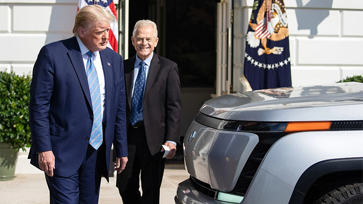 El presidente Donald Trump y el asesor comercial de la Casa Blanca Peter Navarro echan un vistazo a la nueva camioneta Endurance totalmente eléctrica, en el jardín sur de la Casa Blanca, en Washington, el 28 de septiembre de 2020. (Tasos Katopodis/Getty Images)
