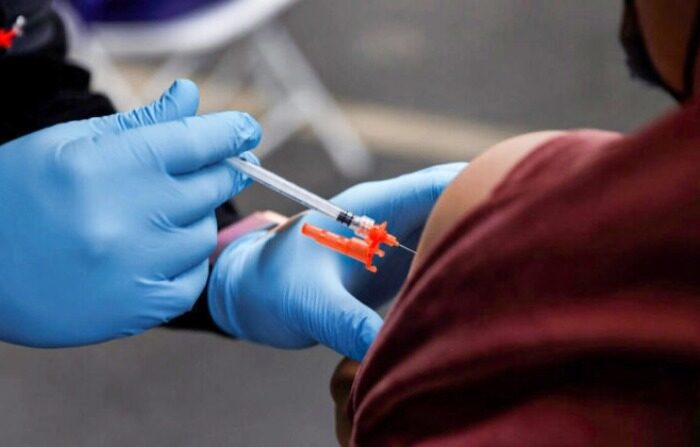 Se administra una vacuna Pfizer-BioNTech COVID-19 a una persona en Los Ángeles, California, el 29 de enero de 2022. (Shannon Stapleton/Reuters)