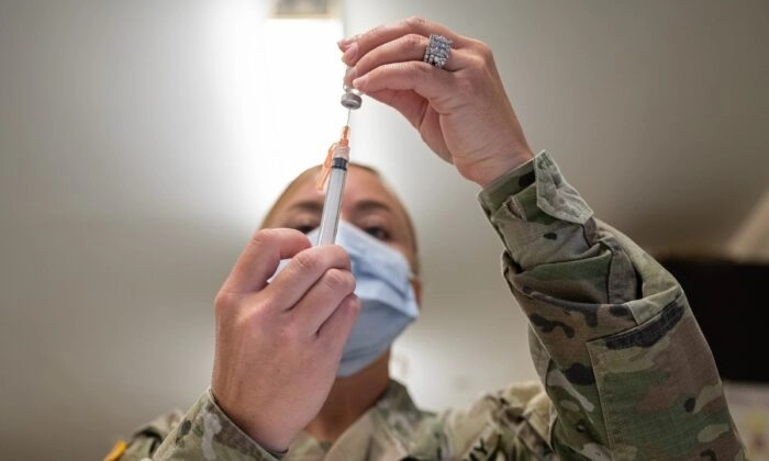 Un militar prepara una vacuna contra el COVID-19 en Fort Knox, Kentucky, el 9 de septiembre de 2021. (Jon Cherry/Getty Images)
