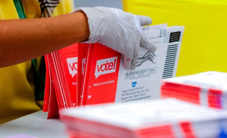 Un trabajador electoral abre sobres que contienen boletas de voto por correo en una fotografía de archivo. (Jason Redmond/AFP vía Getty Images)