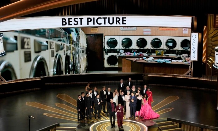 El reparto y el equipo de "Todo a la vez en todas partes" acepta el premio a la mejor película en los Oscar en el Dolby Theatre de Los Ángeles el 12 de marzo de 2023. (Chris Pizzello/AP Photo)