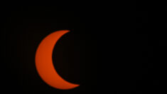 Eclipse solar ya comienza a verse en puerto mexicano de Mazatlán