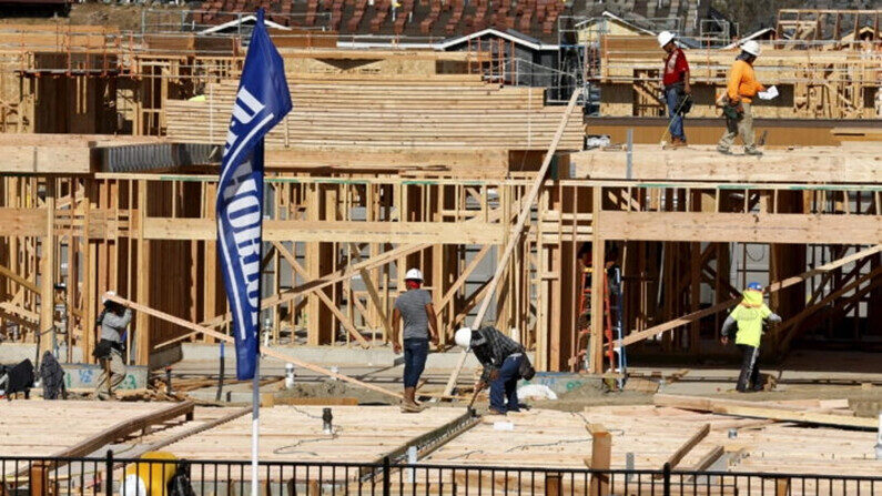 La agenda climática de California aumenta los costos de la vivienda y retrasa la construcción, dicen los investigadores. Arriba, un proyecto en San Marcos, California, el 28 de julio de 2015. (Mike Blake/Reuters)