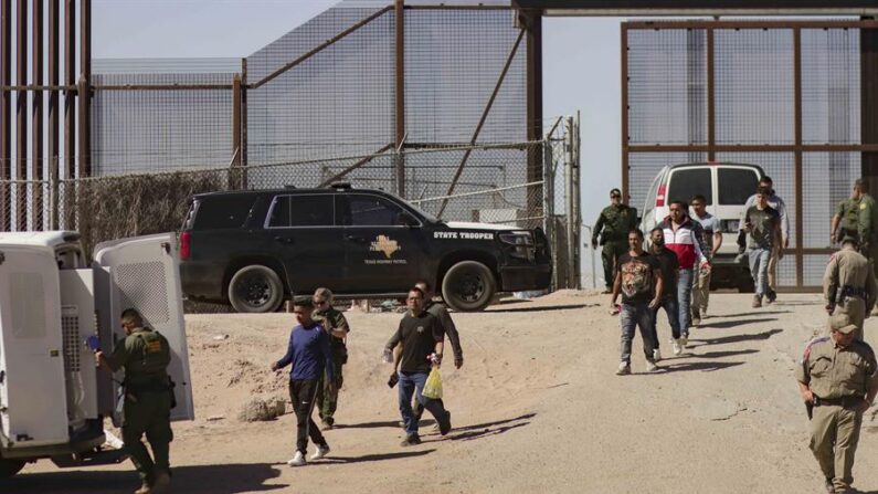 Fotografía de archivo de migrantes detenidos que son llevados por miembros de la Patrulla Fronteriza estadounidense a un vehículo, junto al muro fronterizo en El Paso, Texas (EE.UU). EFE/ Jonathan Fernández