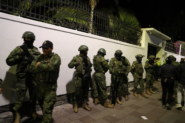 Miembros de un cuerpo de élite de la Policía ecuatoriana irrumpen en la Embajada de México en Quito para arrestar al exvicepresidente Jorge Glas, la noche del 5 de abril de 2024. (EFE/ Jose Jacome)
