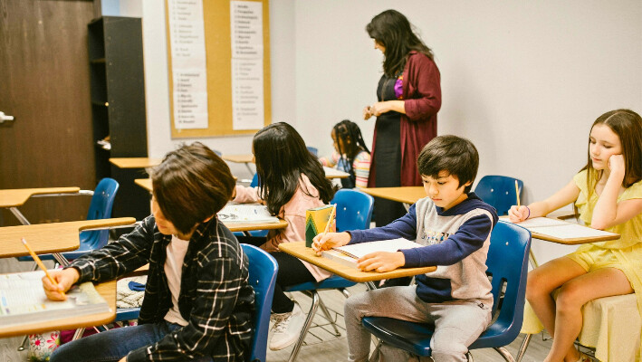 La educación enfrenta grandes retos ante la llegada de migrantes, utilizando el método bilingüe para comunicarse de alumno a maestro y viceversa. Imagen ilustrativa: (Pexels/ RDNE Stock project).