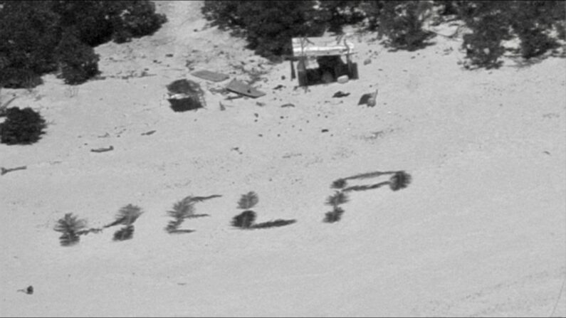 Un letrero de "Ayuda" (HELP) sobre la arena, fue determinante para localizar a tres marineros que naufragaron en una isla de Micronesia. (Guardia Costera de los Estados Unidos) 