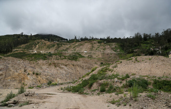 Fotografía de archivo fechada el 6 de febrero de 2024 que muestra una montaña donde ocurrió un alud, en Ecuador. (EFE/ José Jácome)