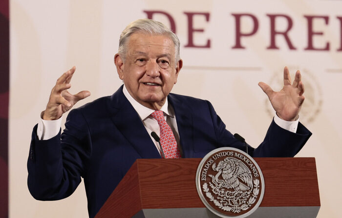El presidente de México, Andrés Manuel López Obrador, habla durante su conferencia de prensa matutina este martes en Palacio Nacional en la Ciudad de México, México. (EFE/José Méndez)