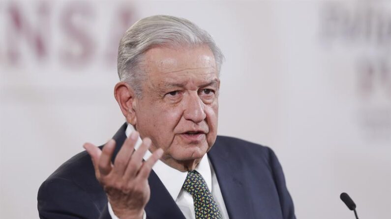 El presidente de México, Andrés Manuel López Obrador, participa el 5 de abril de 2024 en una rueda de prensa matutina en Palacio Nacional, de la Ciudad de México (México). EFE/ Isaac Esquivel