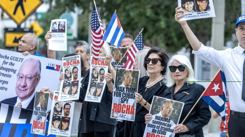 Miembros de la Asamblea de la Resistencia Cubana sostienen pancartas y banderas durante una concentración exigiendo la "pena máxima" para el exdiplomático estadounidense y presunto espía cubano, Víctor Rocha, frente al Tribunal Federal Wilke D. Ferguson Jr, en Miami, Florida, EE.UU., 09 de abril 2024. EFE/EPA/Cristobal Herrera-Ulaskevich