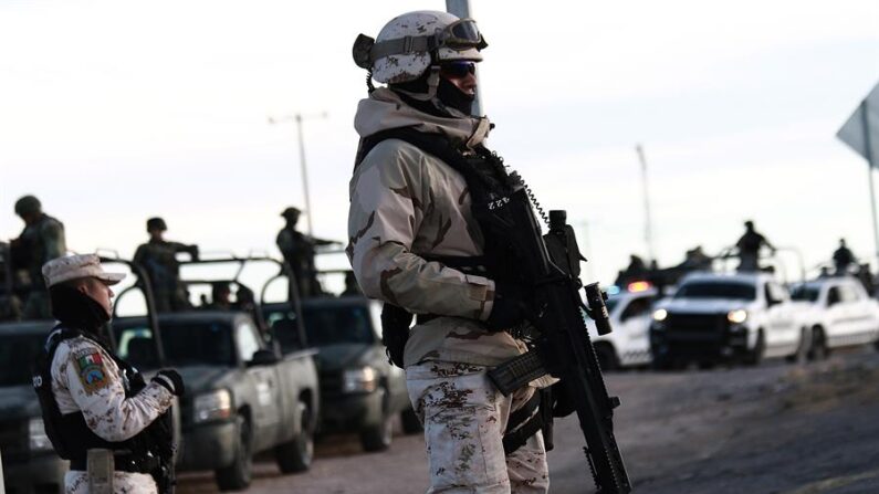 Fotografía de archivo donde aparecen varios agentes de la Guardia Nacional (GN). (Luis Torres/EFE)