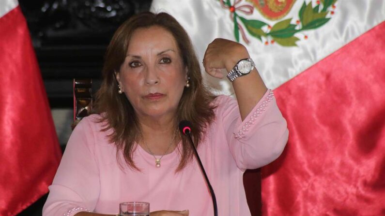La presidenta de Perú, Dina Boluarte, muestra sus joyas en una rueda de prensa este viernes 5 de abril de 2024, en Lima (Perú). EFE/ Str