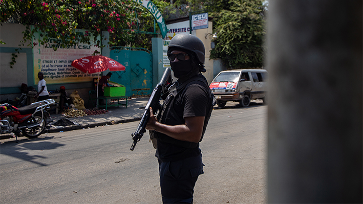 Policías patrullan las calles de Puerto Príncipe (Haití). EFE/Mentor David Lorens