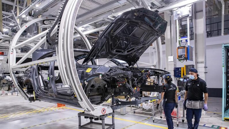 Fotografía de archivo fechada el 5 de septiembre de 2021, de una línea de producción de vehículos BMW, en su planta de armado de San Luis Potosí (México). EFE/Carlos Ramírez
