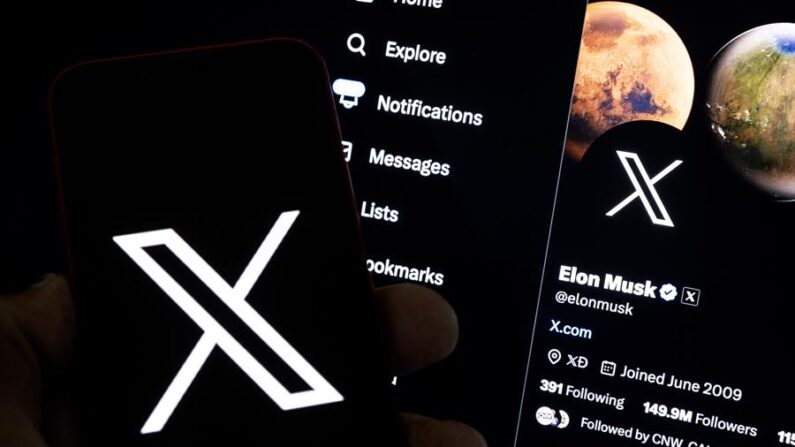 Una imagen ilustrativa muestra a un usuario sosteniendo un teléfono móvil con el logo 'X' frente a la página de Elon Musk. EFE/EPA/Etienne Laurent