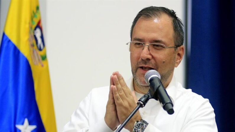 El ministro venezolano de Exteriores, Yván Gil Pinto, habla después de una reunión con su par colombiano, Luis Gilberto Murillo, este lunes 8 de abril de 2024 en Cúcuta (Colombia). EFE/ Mario Caicedo