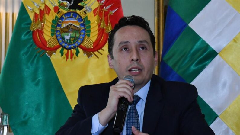El viceministro boliviano de Gestión Consular, Fernando Pérez, ofrece una rueda de prensa el 4 de abril de 2024 en La Paz (Bolivia). EFE/Stringer
